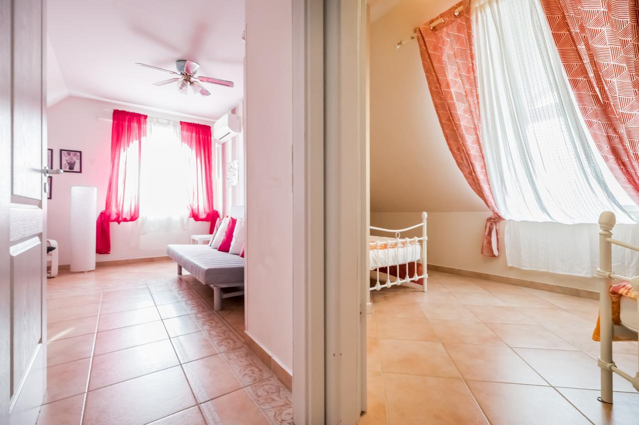 Villa Kertvarosi Csaladi Haz *