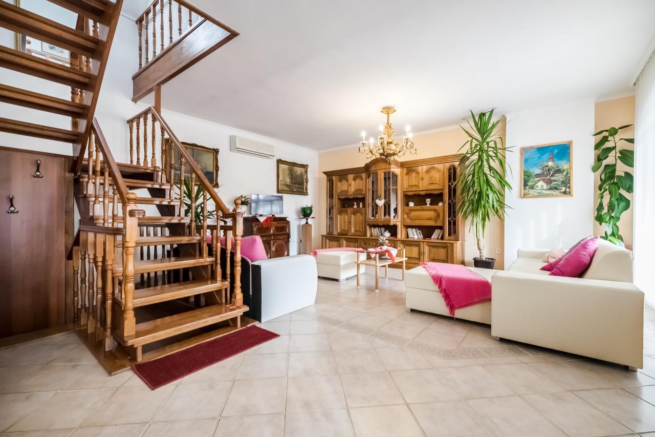 Kertvarosi Csaladi Haz Villa